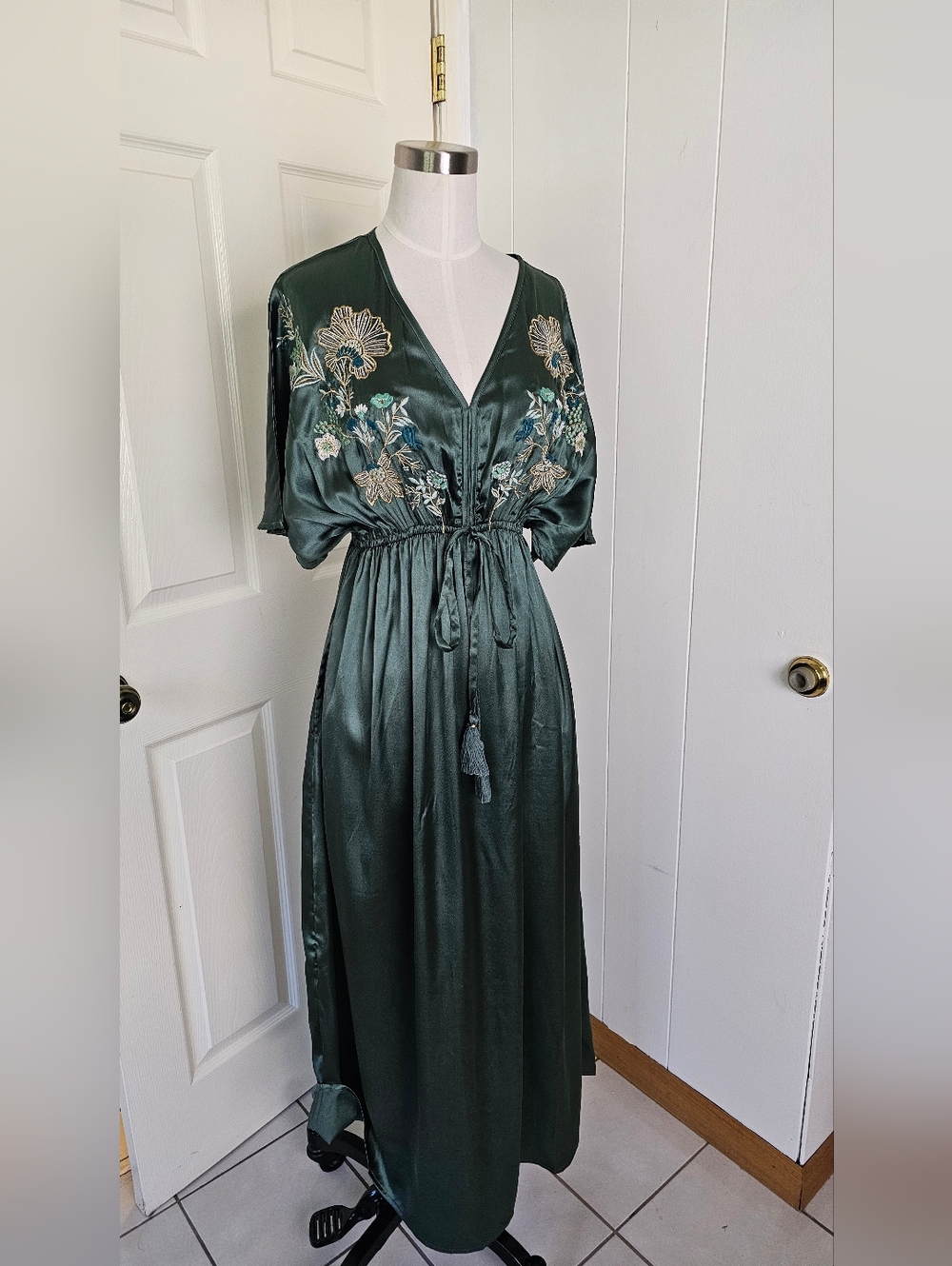 NWT World Market Mira Laurel Green Satin Floral Embroidered Kaftan Dress Size XS - Picture 11 of 11